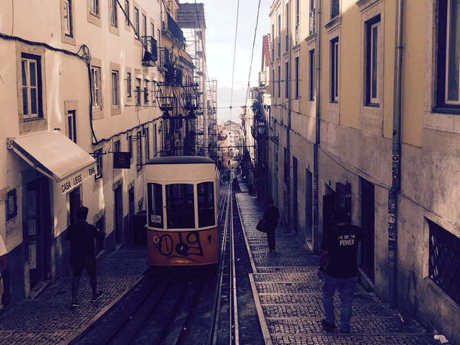 Vieux tramways de Lisbonne qui circulent dans les rues étroites.