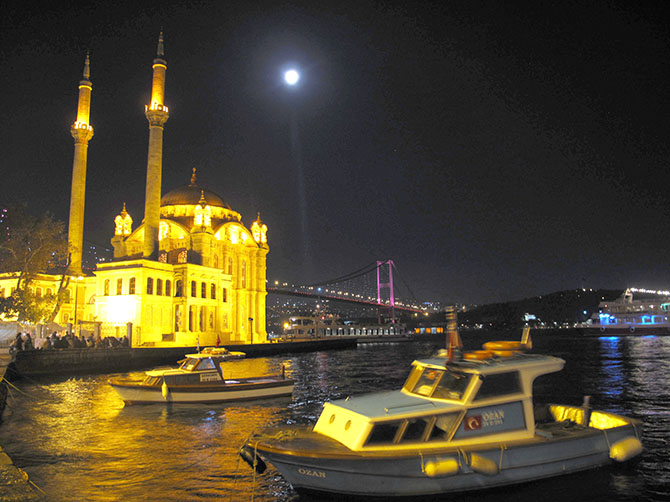 La mosquée d'Ortaköy, de nuit. J'habite dans ce quartier.