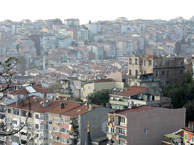 L'immensité de la ville est parfois visible - Istanbul fait environ 26 fois Paris.
