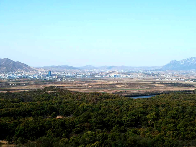Corée du Nord vue de la DMZ.
