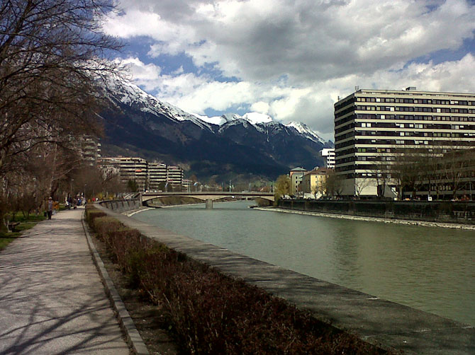 Des pistes cyclables longent tout le long de l'Inn, rivière qui traverse Innsbruck. A droite, il y a la partie récente de la faculté de droit. A mon arrivée, j'ai été étonnée par la couleur de l'Inn, un bleu très pur et très clair. A la fin de l'hiver, la neige des montagnes fond et éclaircit l'eau de la rivière.