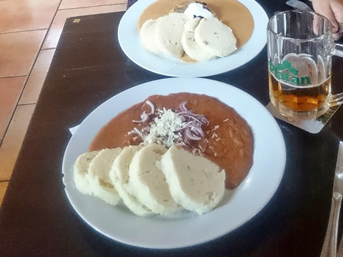 La bière et les plats typiques tchèques.