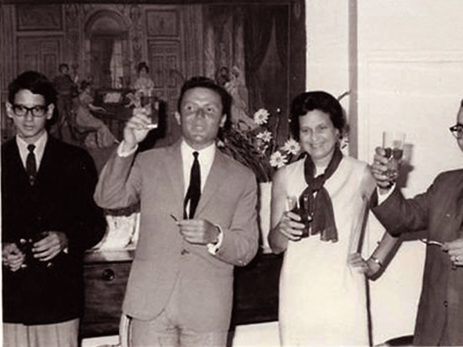 Jim, tout à gauche, avec sa mère et deux autres membres du groupe d’Indiana State University durant leur séjour à Dijon.