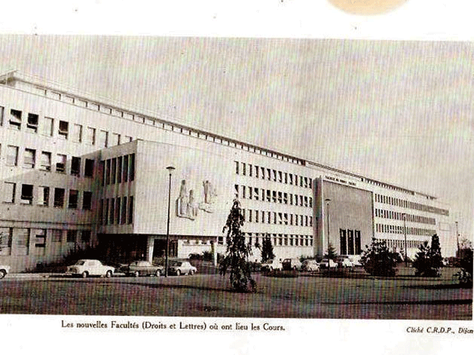 Le bâtiment Droit-Lettres en 1967 où ont eu lieu les cours.