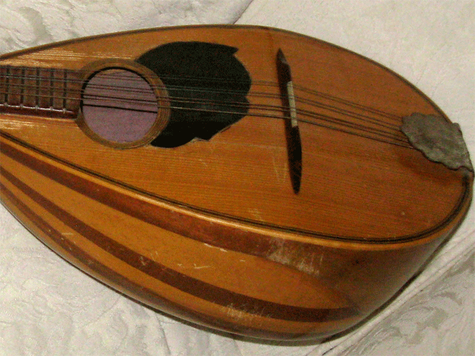 La mandoline que Jim a achetée à Dijon en 1967 et qu’il garde toujours.